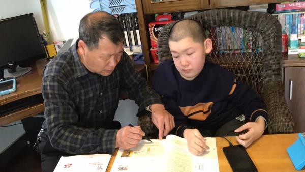 "活不过6岁"瘫痪少年如今全校成绩第一