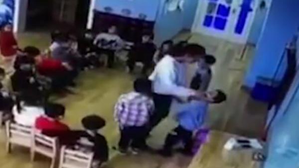 幼儿园教师虐打儿童锁喉逼其倒退数米?官方:正全面核查
