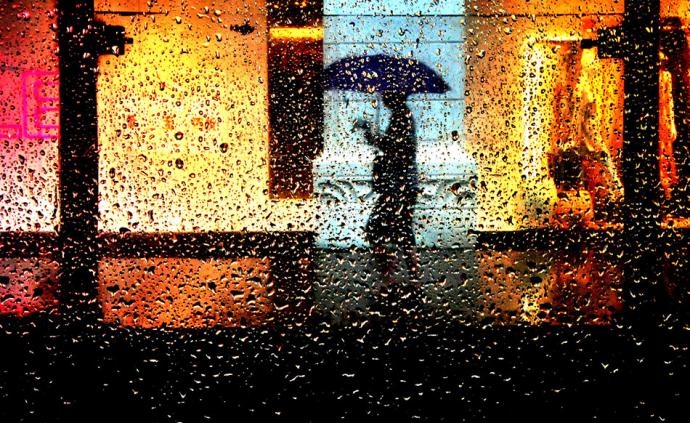 雨中的行人。