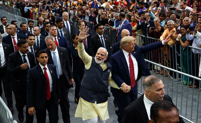 约有5万印度裔美国人参加,莫迪与特朗普分别上台演讲,并牵手绕场一周