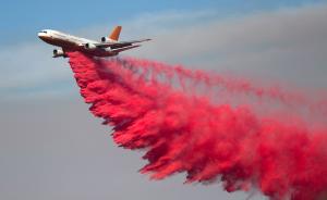 当地时间2016年6月18日，美国圣巴巴拉市，当地森林大火持续燃烧，一架灭火飞机在火灾上空喷洒阻燃剂。6月15日，圣巴巴拉市罗斯帕德里斯（Los Padres）国家森林发生火灾，这是自1955以来该地区第一次发生森林大火，至6月17日火灾蔓延面积已达到6000英亩，超过270户家庭紧急撤离。  视觉中国 图
