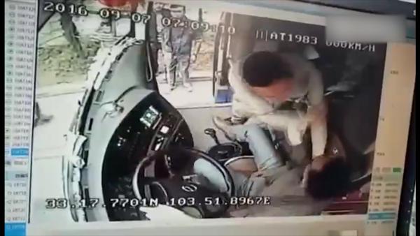 四川九寨沟旅游大巴司机遭持棍殴打,警方:打人