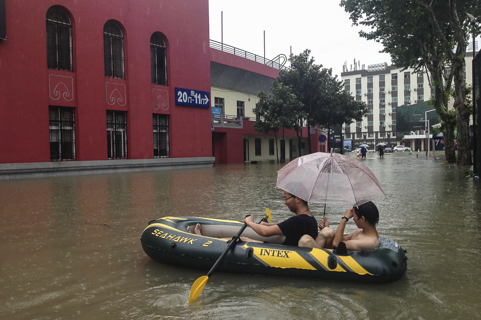 直击|暴雨中的武汉市民:交通瘫痪划船出行,内涝严重损失重
