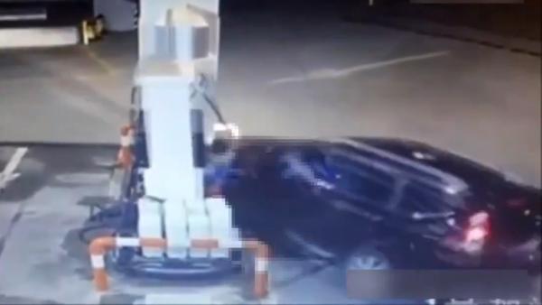 泉州网警:女司机与加油站女工吵架,折回撞死女