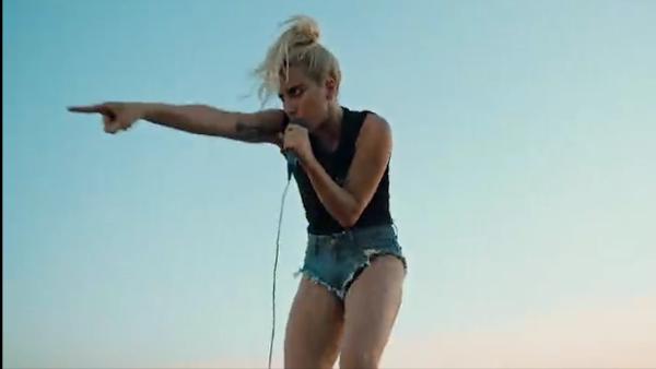 lady gaga新专辑《joanne》首发单曲《perfect illusion》mv.