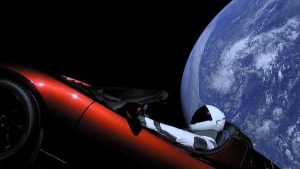 太空漫游者特斯拉:一辆遵守《银河系搭车客指南》的摇滚跑车