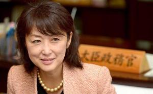 安倍内阁56岁女高官涉婚外情丑闻 与49岁男议员当街热吻